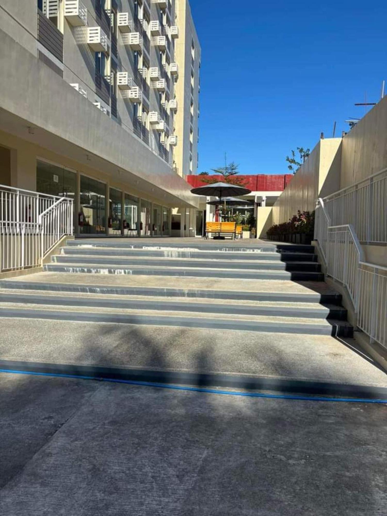 Fullerton Suites Puting Kahoy Exterior photo